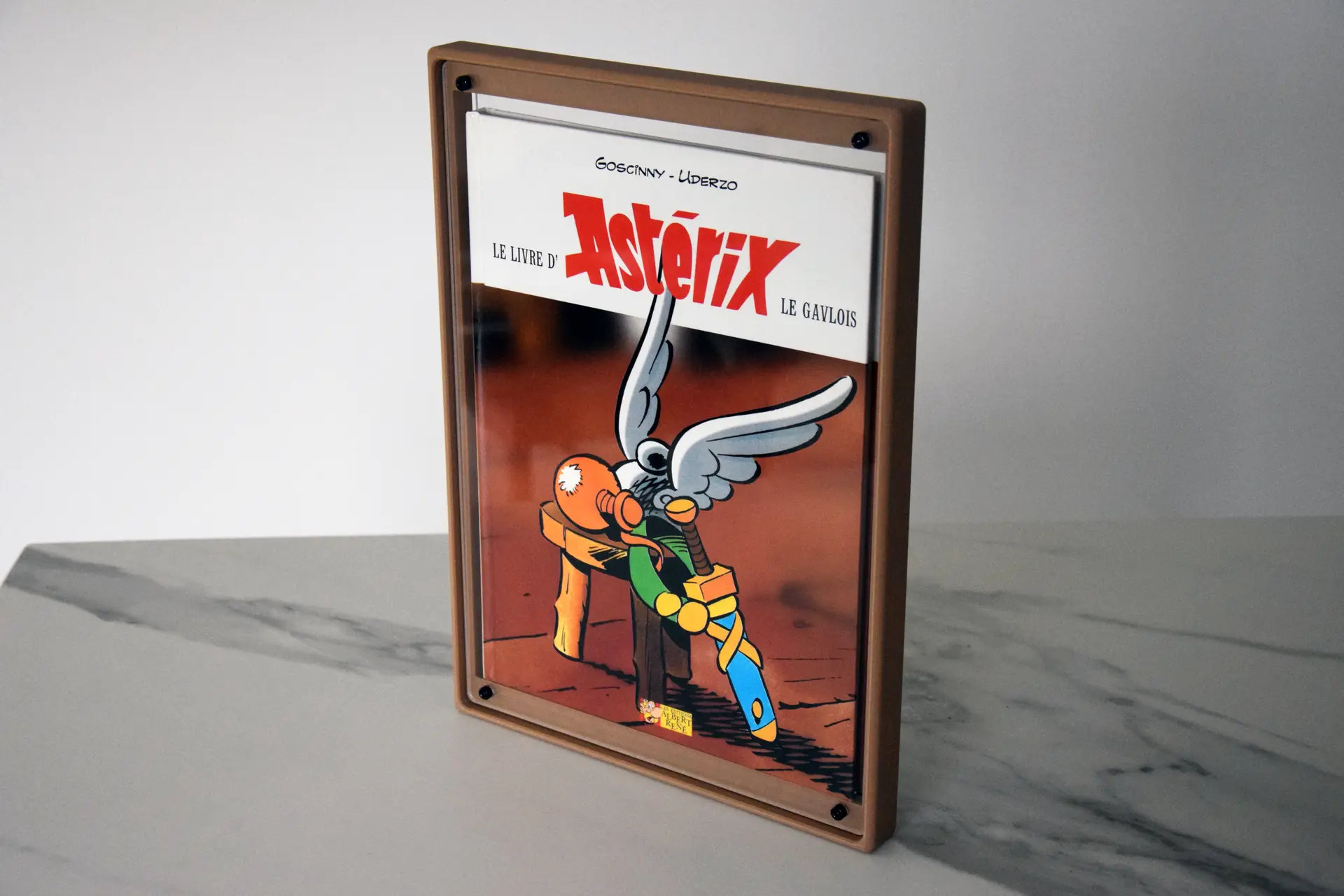 Boîtier Marron avec Plaques acryliques anti-UV. Plaque avant en Plexiglas HC avec traitement de surface anti-rayures et blocage UV à 99,7%.