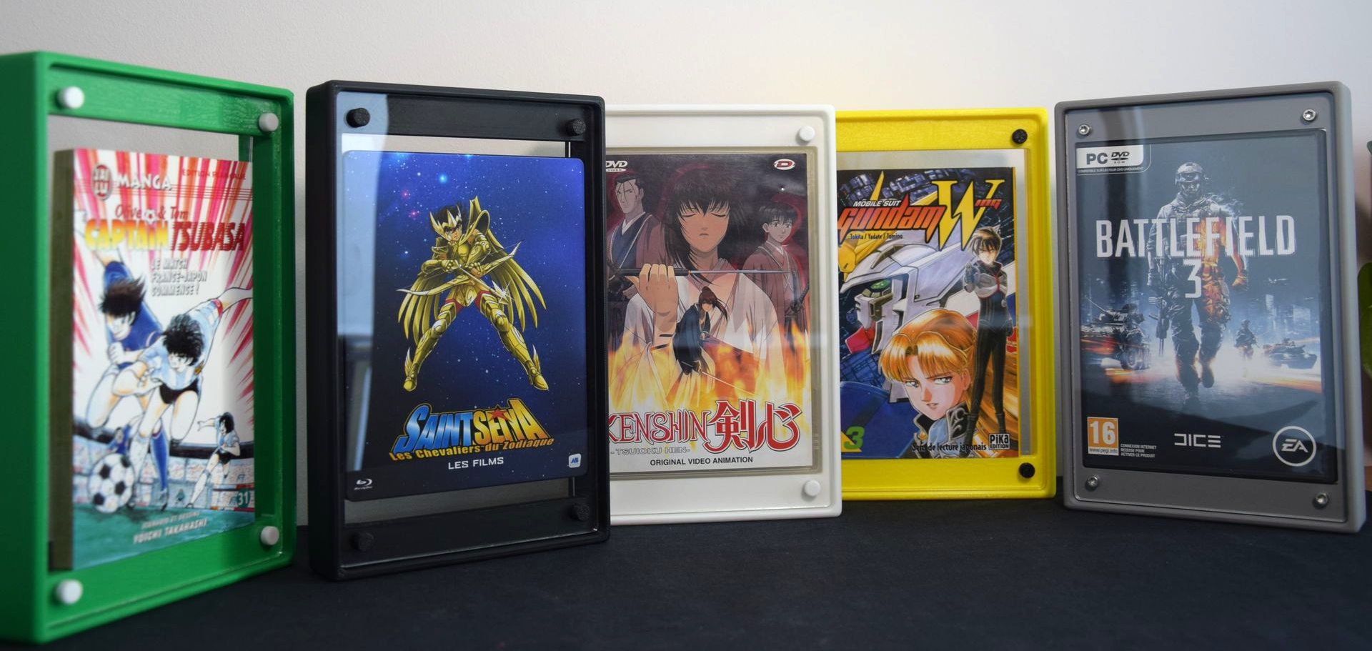 Boîtier / Boîte / Présentoir  avec plaques acrylique pour la protection / conservation / exposition / décoration de manga / livre / DVD / Bluray / Blu-ray / Jeux-vidéo / Jeu-vidéo / Playstation / Xbox / Nintendo / Sega